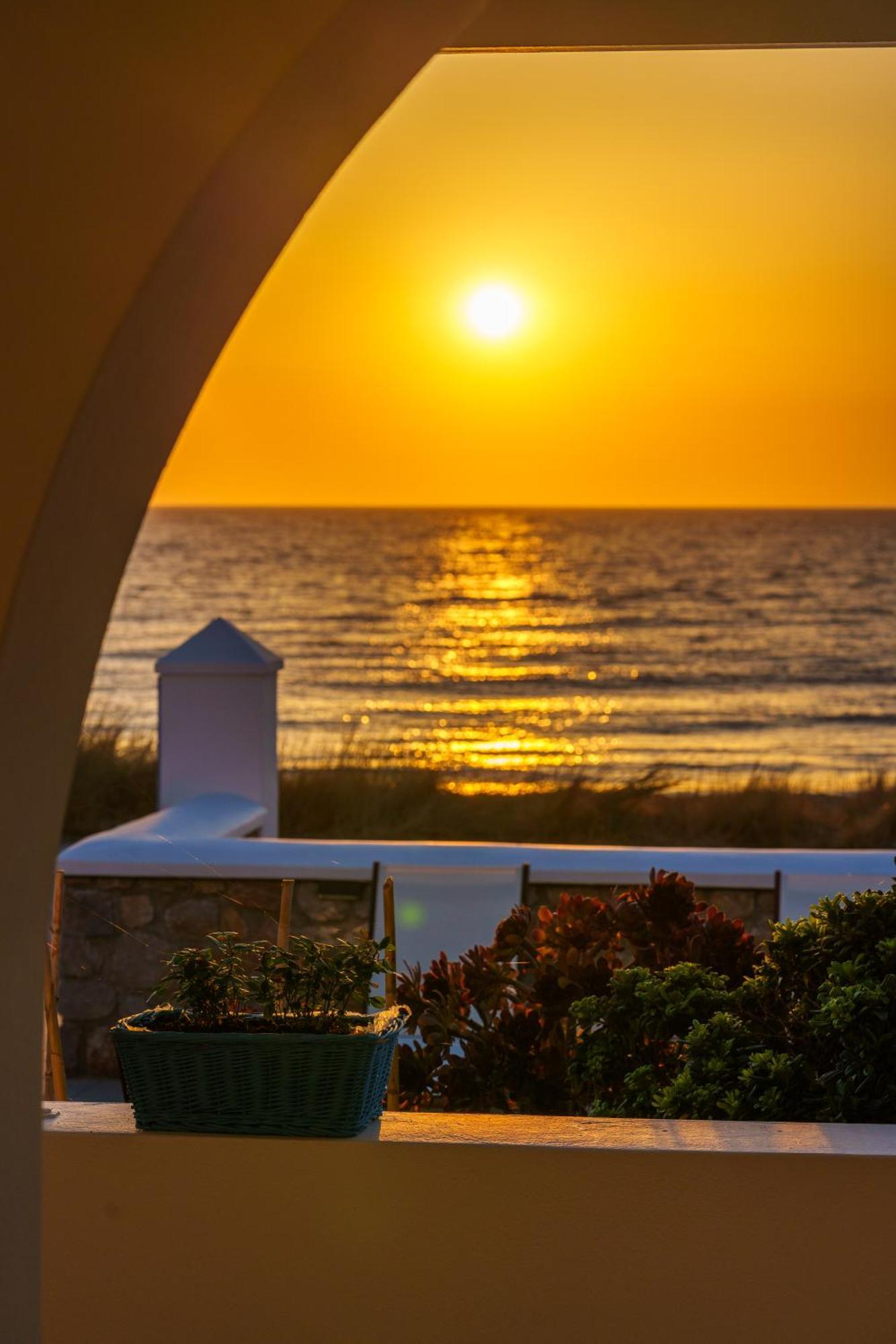 Blue Eyes Beach Villas Монолитос Екстериор снимка