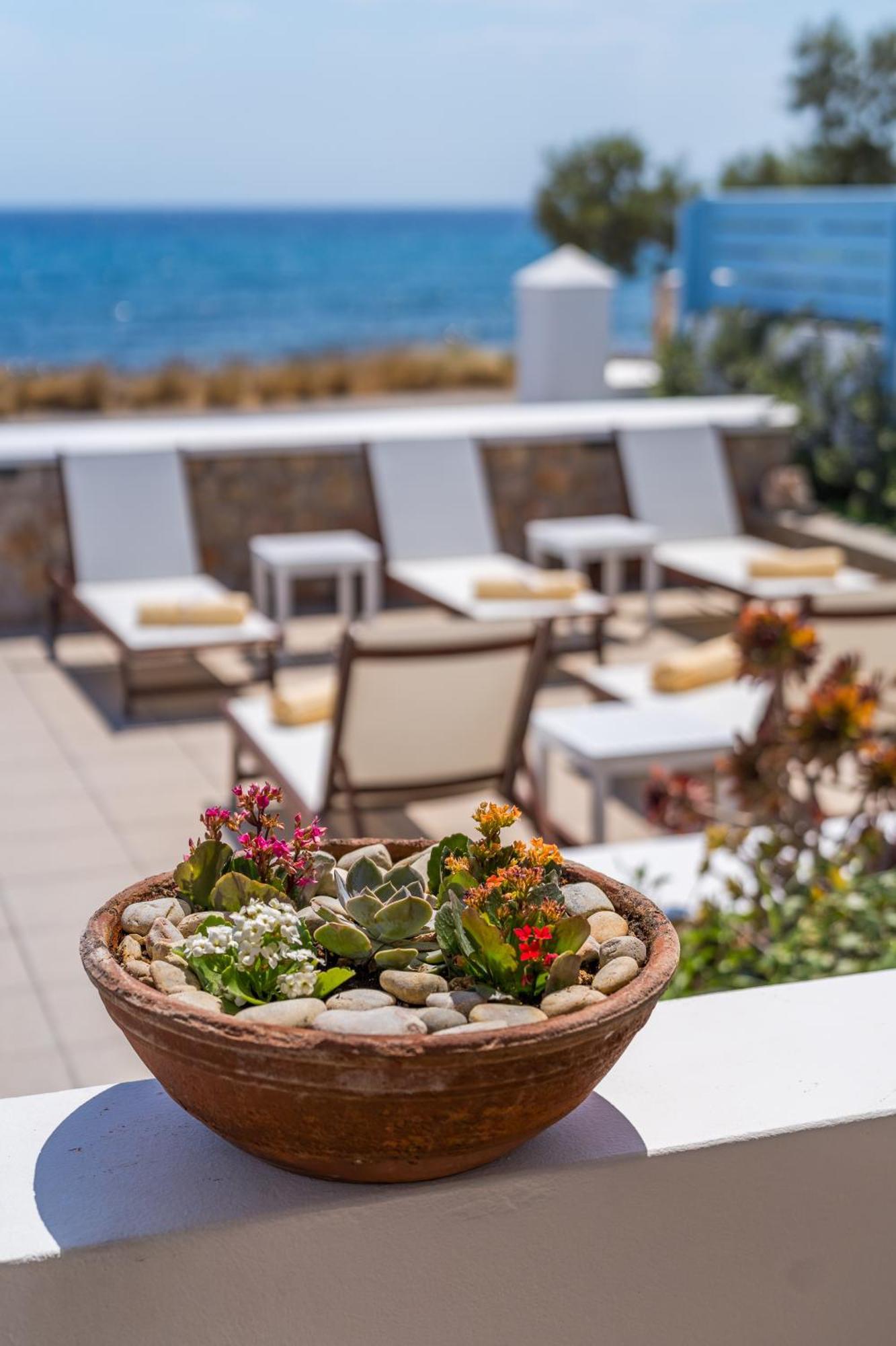 Blue Eyes Beach Villas Монолитос Екстериор снимка